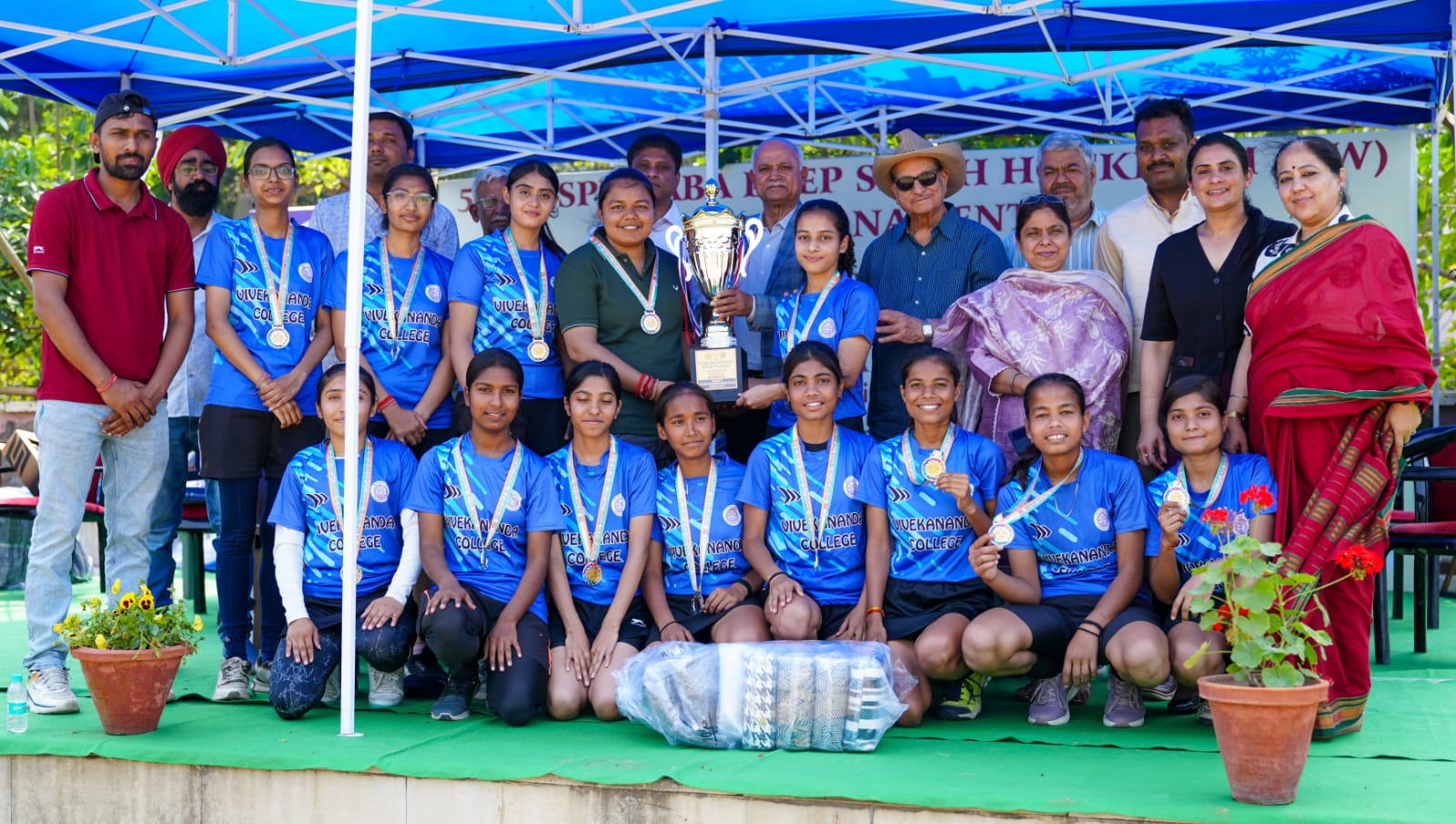 उपविजेता ट्रॉफी के साथ विवेकानंद कॉलेज की टीम। 